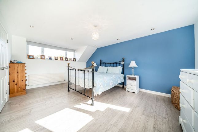 5, Hollybank Close, Hampton photo 4