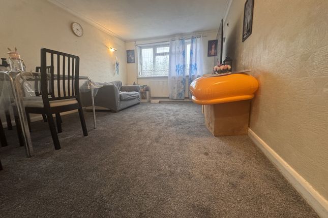 6, Dauphine Court, Harrow photo 2