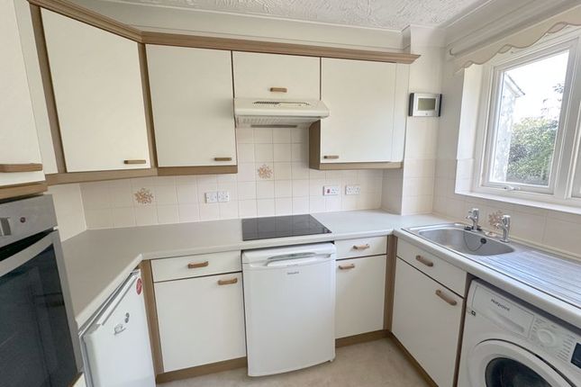 24 Potters Court, Darkes Lane, Potters Bar photo 2