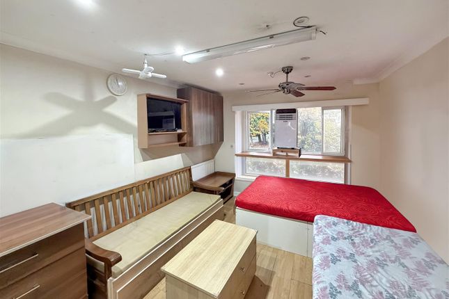 8, Rosslyn Close, Hayes photo 2