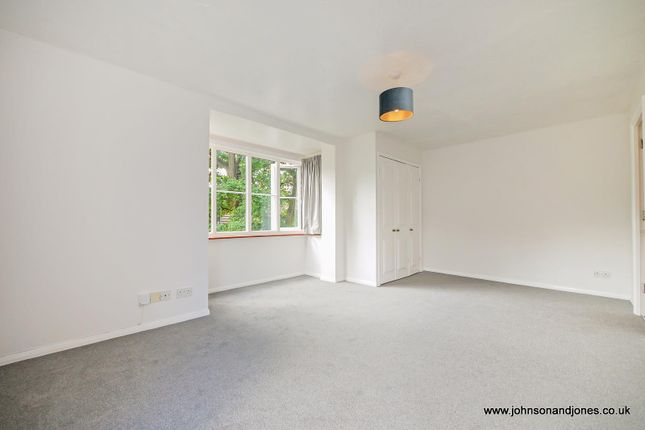 22, Williams Close, Addlestone photo 3