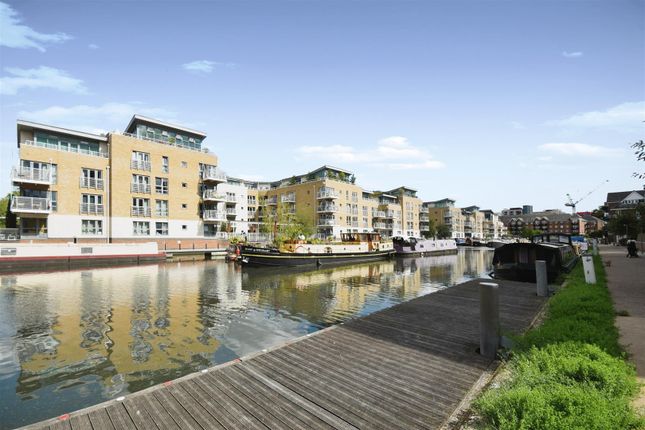 Flat to rent in Durham Wharf Drive, Brentford