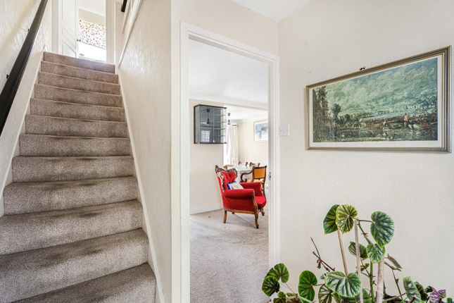 3, Baynes Close, Enfield photo 3