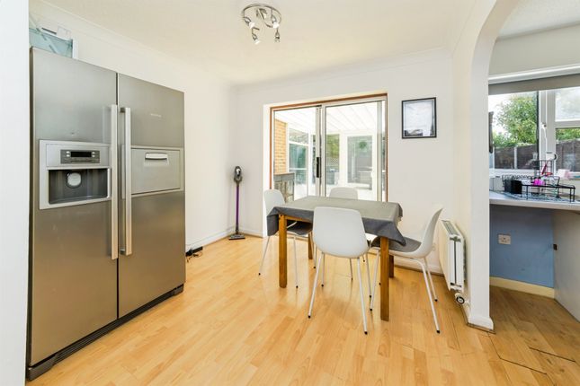 10, Sinclair Close, Crawley photo 4