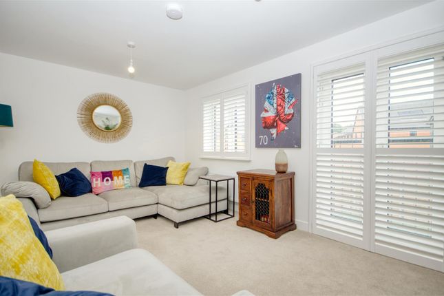 80, Whiteley Way, Southampton photo 4