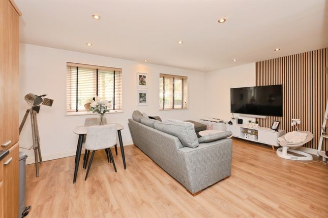 20, Waterfall Close, Hoddesdon photo 2