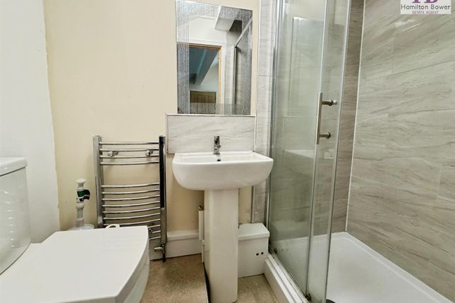 Room 8, 26, Coniston Grove, Bradford photo 5