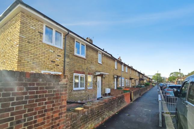 5-bed house on Godbold Road, London, £4,500/mo