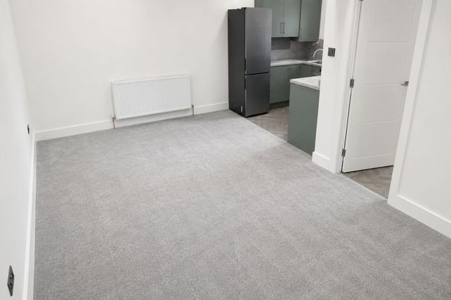Flat, 5A Whiteleys Parade Uxbridge Road, Uxbridge photo 2