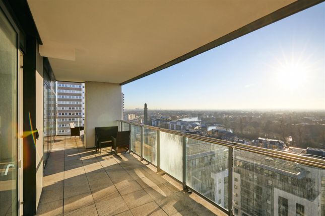 Flat to rent in Hyperion Tower, Brentford