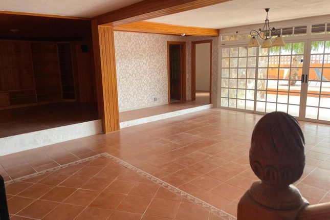 Villa for sale in Caleta De Fuste, 35610, Spain