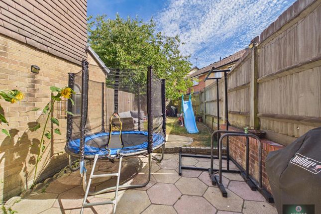 21, Birkdale Drive, Ifield West photo 3