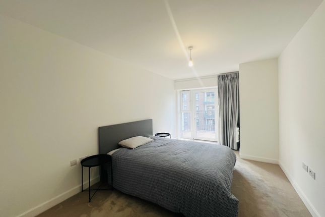 Flat to rent in Commander Avenue, London