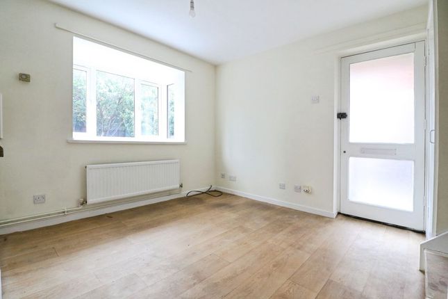18, Bates Close, Slough photo 4