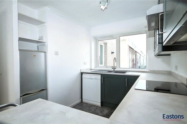 52, Fleetwood Close, Surrey photo 3