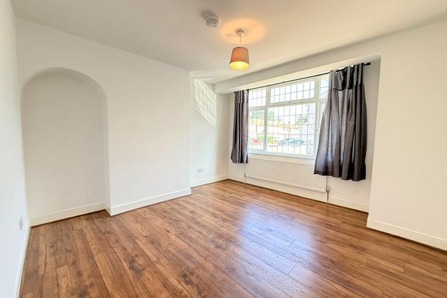 44, Recreation Avenue, Romford photo 2
