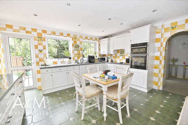 28, Whitney Avenue, Redbridge photo 3