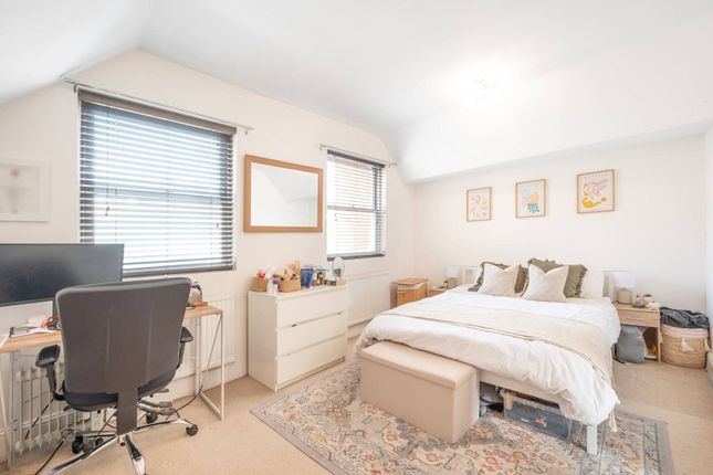 Flat for sale in Rosslyn Hill, Hampstead, London