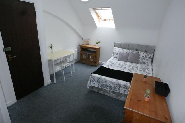 Thumbnail Shared accommodation to rent in The Mount, Bournemouth