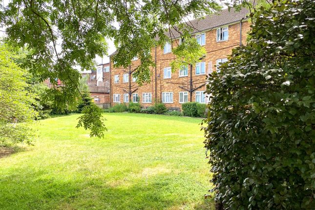 18, Manor Court, Potters Bar photo 2