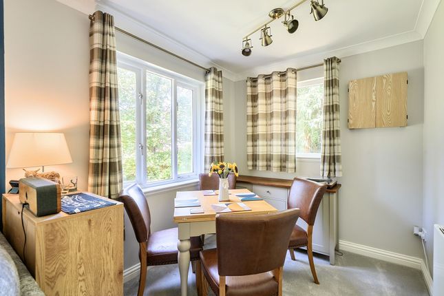 55 Hawks Hill Court, Leatherhead photo 3