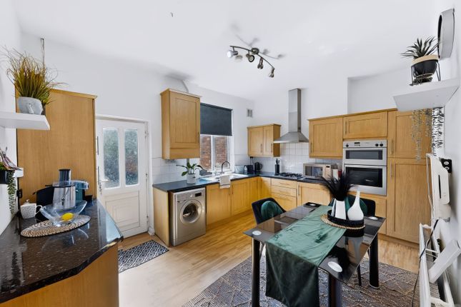 352 Park Road, Bolton photo 4