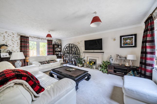 5, Chawton End Close, Alton photo 2