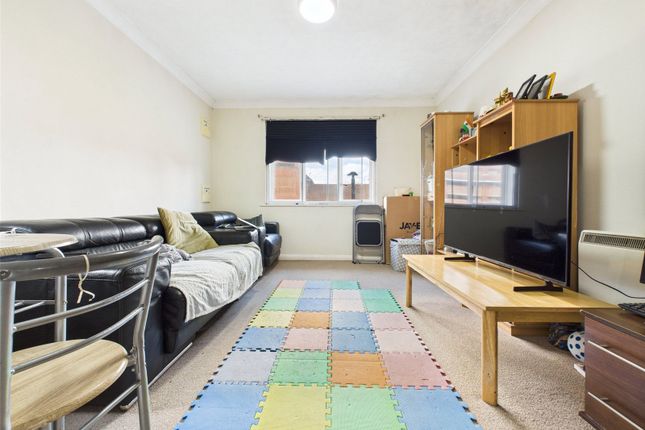 Flat 20 Juniper Court,, Grove Road, Hounslow photo 2