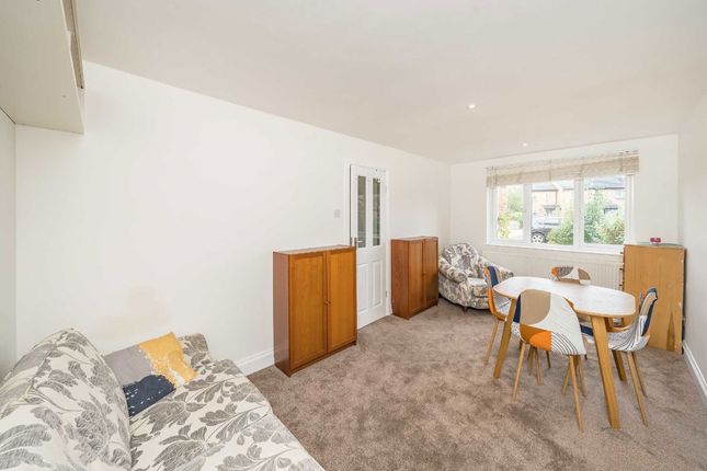 9, Cheeseman Close, Hampton photo 4