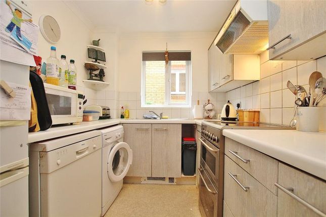 Flat to rent in Alexandra Gardens, Knaphill, Woking