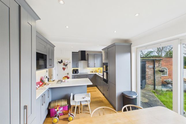 61, Maple Way, Coulsdon photo 3