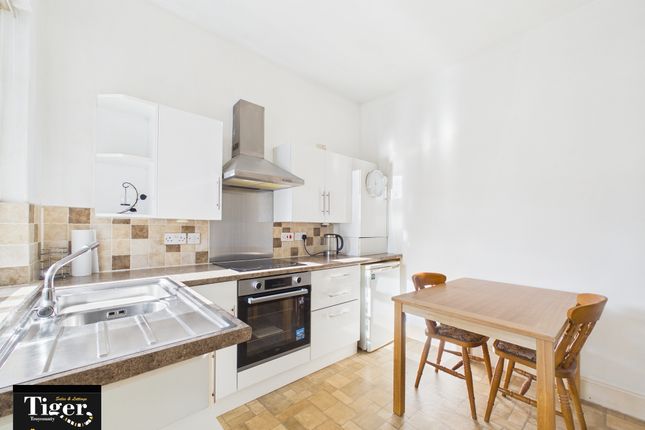 42, Hemingway, Blackpool photo 4