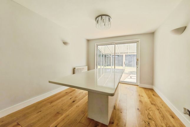 1, Hale End, Bracknell photo 4