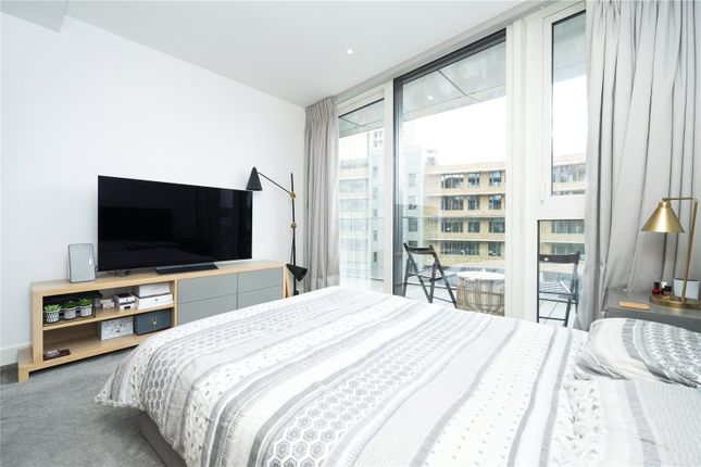 Flat for sale in Gauging Square, London