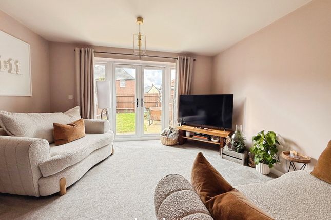 14, Goring Drive, Fradley photo 2