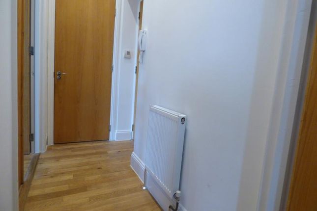 Flat to rent in Crescent Wood Road, London