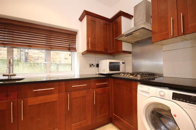 Flat to rent in Connaught Road, Harlesden
