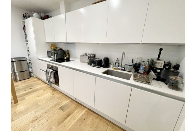 Flat to rent in 5 Waleorde Road, London