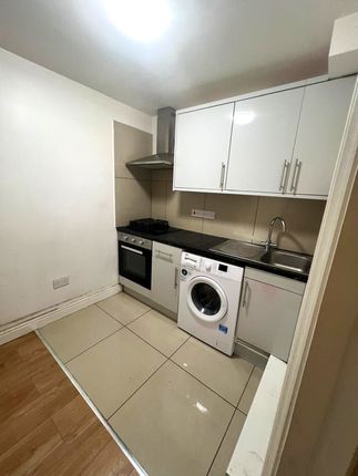 Flat to rent in Clements Road, Ilford