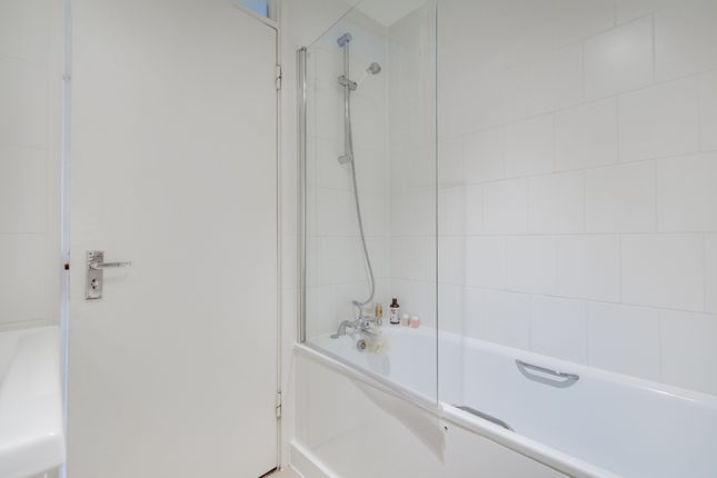 Flat to rent in Hopton Street, London