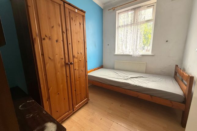 Parkfield Road, Feltham photo 3