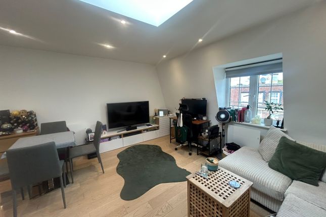 Flat 2, 2A Queens Parade, London photo 3