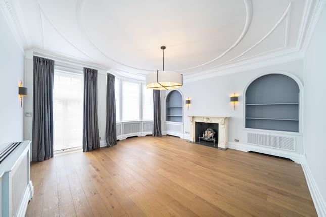 Town house to rent in Green Street, London