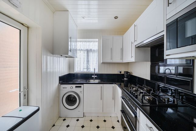 32, Carlyon Avenue, Harrow photo 4