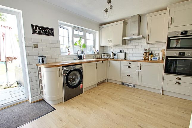 14, Beechfield, Kings Langley photo 3