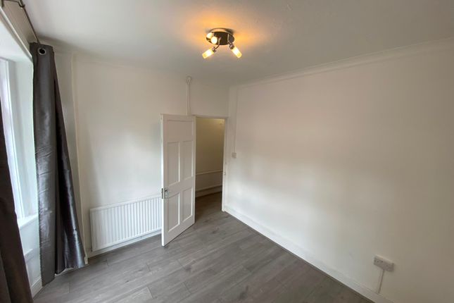 91 risley, Risley Avenue, London photo 5