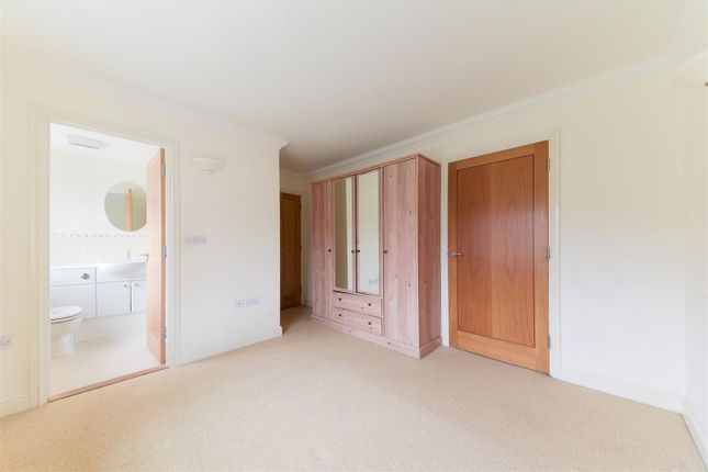 Flat for sale in Elizabeth Drive, Banstead