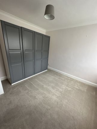 Flat to rent in West End Lane, Slough