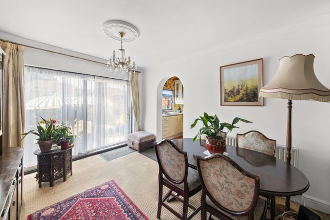26, Carnarvon Drive, Hayes photo 3