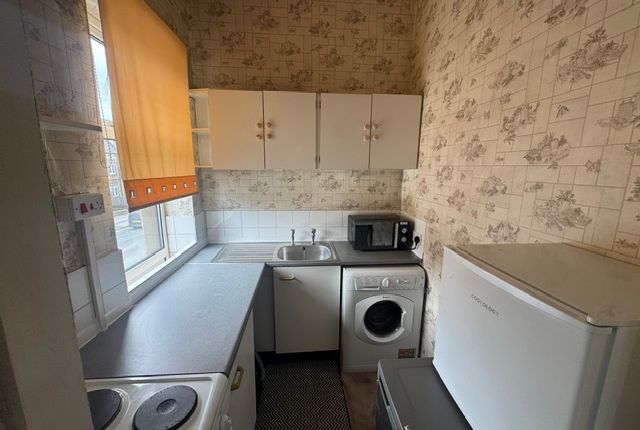 17 Flat 2, Bruntcliffe Road Morley Leeds photo 2